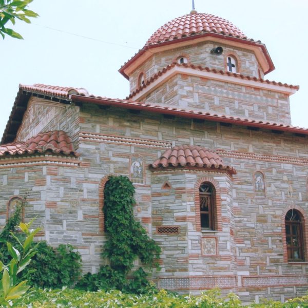 Εξωτερική δεξιά άποψη του Ναού του Αγίου Ραφαήλ.